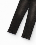 Calça jeans skinny preta desgastada para menina