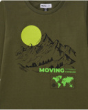 Camiseta verde para menino com estampa de montanha e mapa