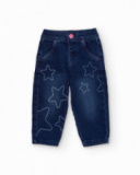 Calça jeans para menina em azul com estampa de estrelas.
