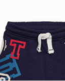 Short para menino em azul-marinho com estampa esportiva e