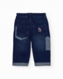Calça jeans infantil azul com bolsos e detalhes contrastantes.