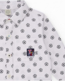 Camisa de popeline para menino em branco com estampa de bolas.