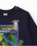 Camiseta de malha para menino azul-marinho com estampa espacial.