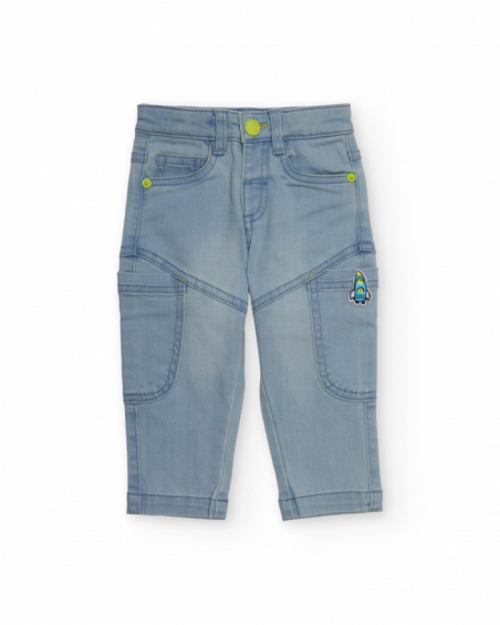 Calça jeans para menino azul claro com bordado de foguete.