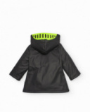 Capa de chuva para menino em preto com capuz e estampa de