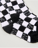 Meias para menino em branco e preto com padrão xadrez e