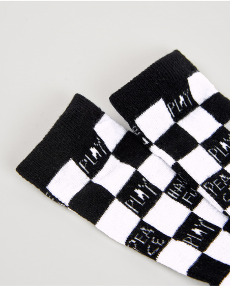 Meias para menino em branco e preto com padrão xadrez e