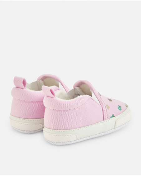 Sapatinho prewalker rosa para bebê menina com estampa de flores