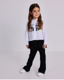 Calça menina em preto com corte à boca de sino e bolsos