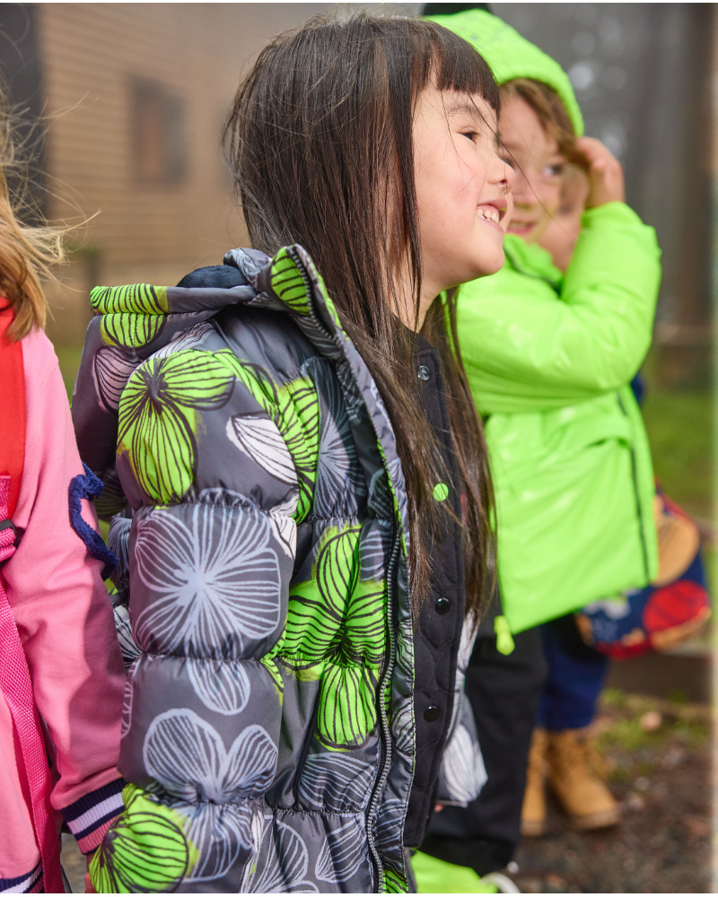 Casaco acolchoado para menina em cinzento com estampado floral