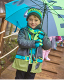 Capa de chuva para menino em preto com capuz e estampa de