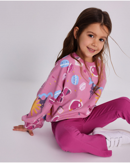 Conjunto para menina com moletom estampado e calça rosa.