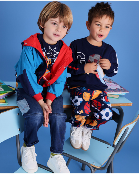 Calça jeans infantil azul com bolsos e detalhes contrastantes.