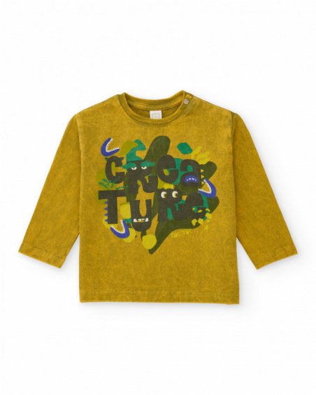 Camiseta de menino cor mostarda com estampa de letras