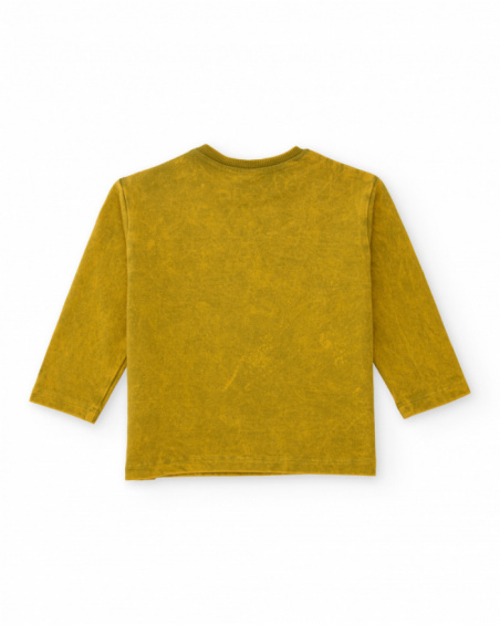 Camiseta de menino cor mostarda com estampa de letras