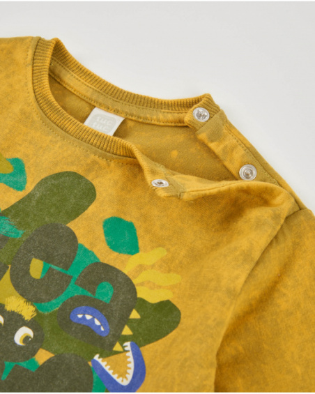 Camiseta de menino cor mostarda com estampa de letras