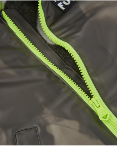 Capa de chuva para menino com capuz em preto e verde