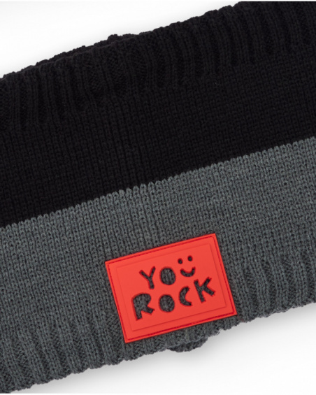 Conjunto de gorro e gola de tricô de menino em preto e cinza