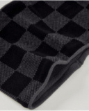 Conjunto de gorro e gola em malha com padrão xadrez preto e