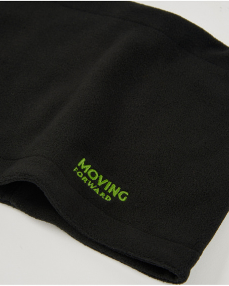 Conjunto de pala polar e gola preta com mensagem fluorescente