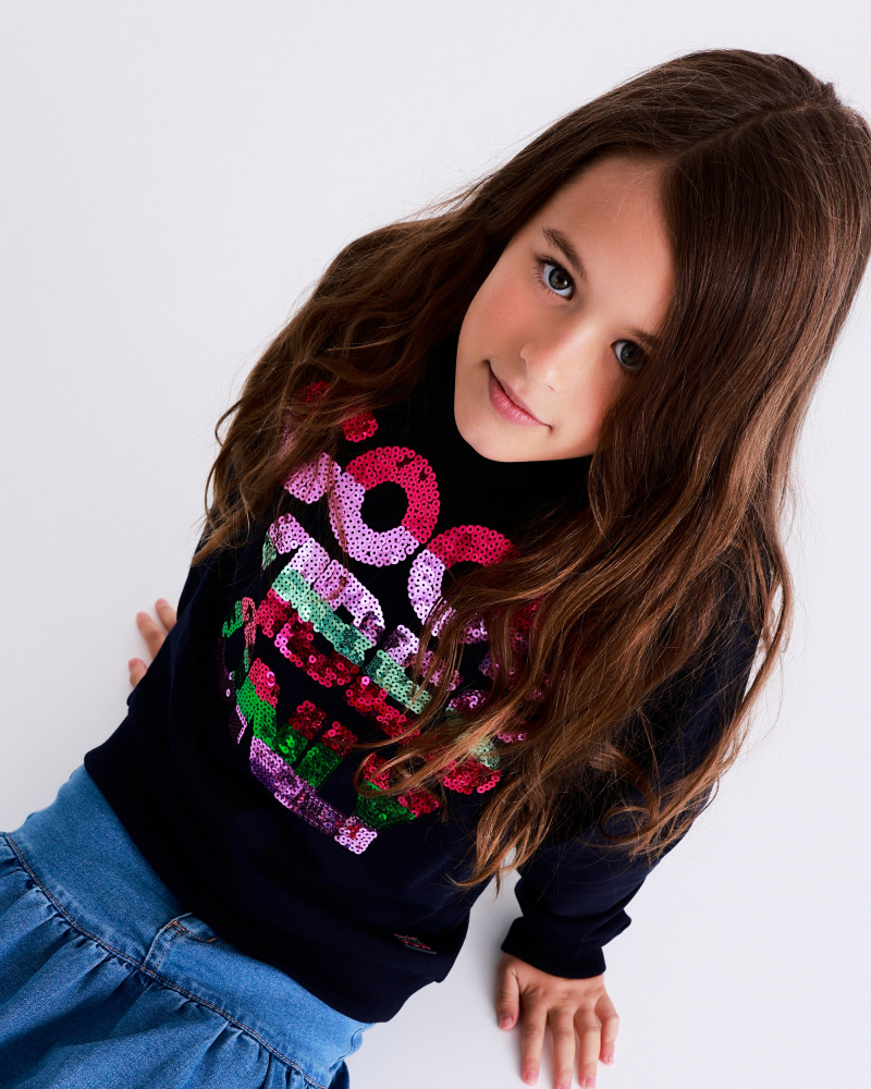 Moletom preto para menina com lantejoulas coloridas