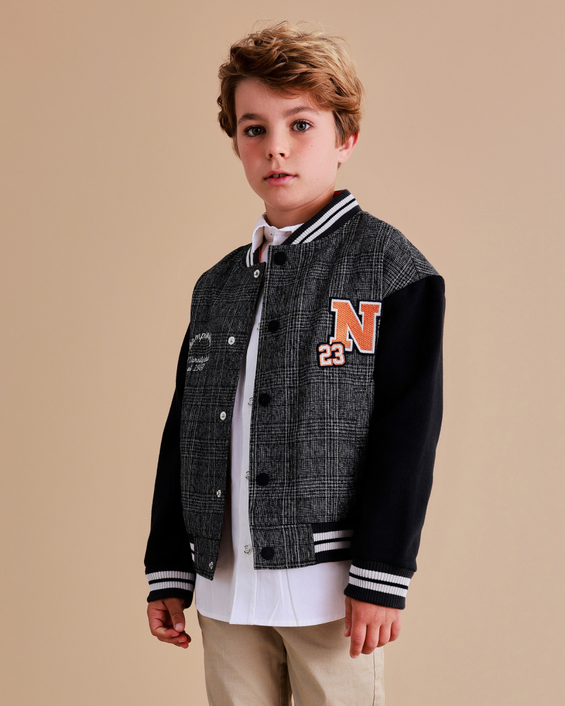 Casaco estilo varsity para menino com padrão de quadrados e mangas pretas
