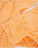 Vestido para recém-nascido em tecido plano com folho nas mangas