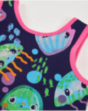 Vestido de menina em malha com debruns em contraste