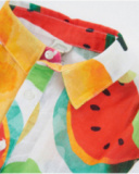 Camisa de menina em tecido plano com design curto