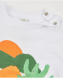 T-shirt de menino em malha com aplicação com botão