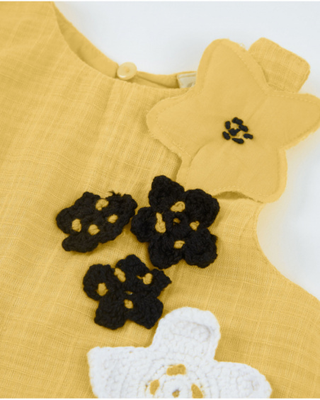 Blusa de menina em tecido plano com aplicações florais