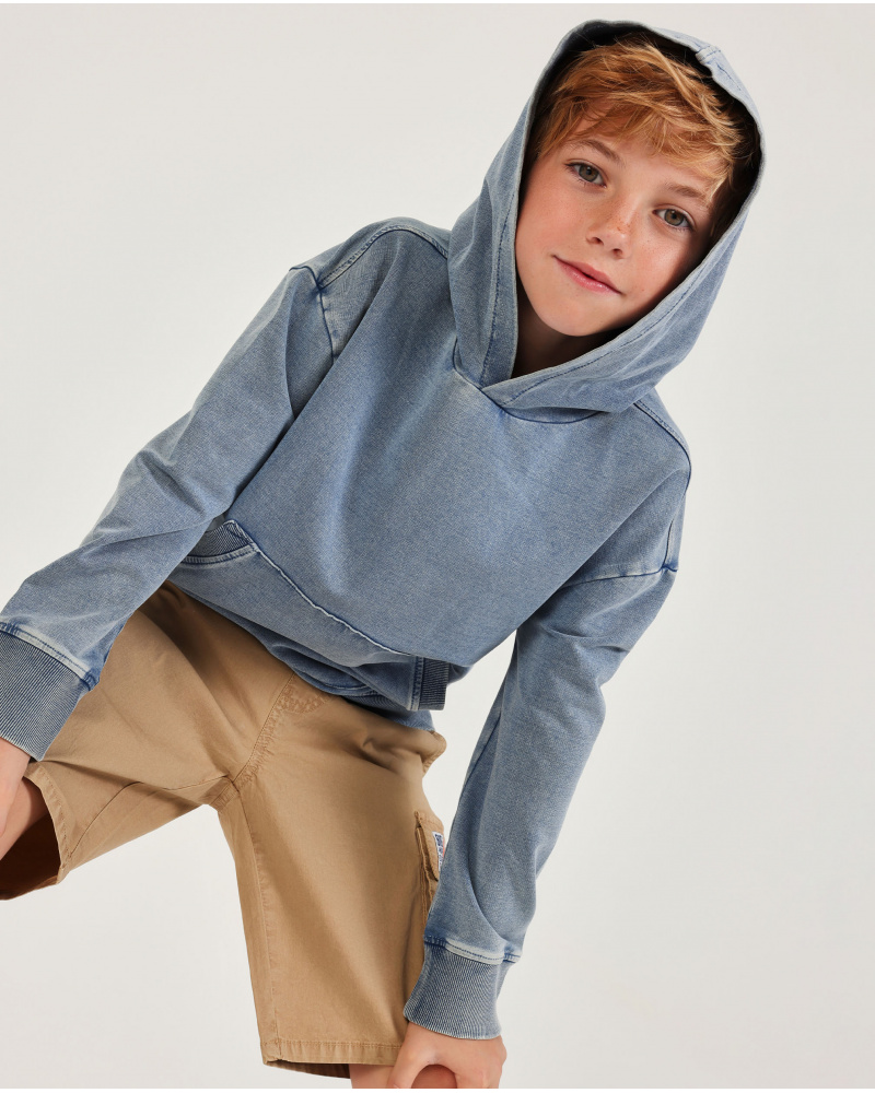 Sweatshirt de menino em malha e ganga com efeito lavado